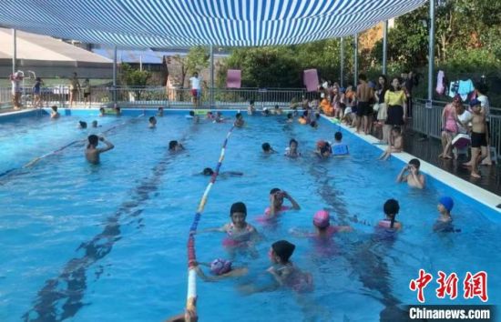 城步县城1家向中小学生免费开放的游泳馆。　城步宣传部 供图