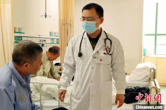 杨宏发是患者心中妙手仁心、耐心友善的医生。　　南华大学供图
