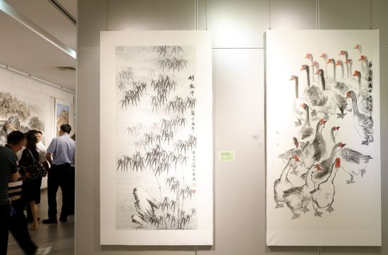 展览以艺术的形式反映了党的十八大以来武冈取得的改革发展成果。 徐卓俊 摄