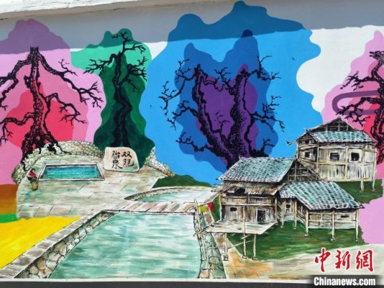 麻阳黄双冲村双胞胎泉文化墙绘。　谭雅丽 摄