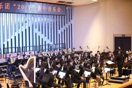 张鹏指挥的湖南爱乐乐团新年音乐会