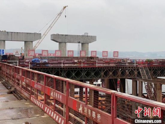 暮坪湘江特大桥建设施工现场。　孙磊 摄