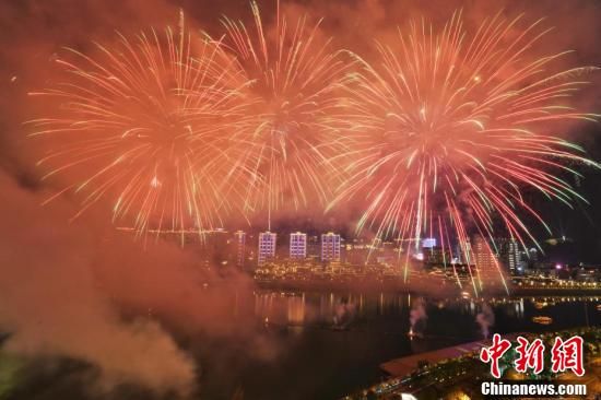 11月19日晚，首届湖南旅游发展大会开幕式暨文化旅游推介会在湖南省张家界市开幕。现场绚丽的焰火点亮夜空庆祝大会开幕。　
