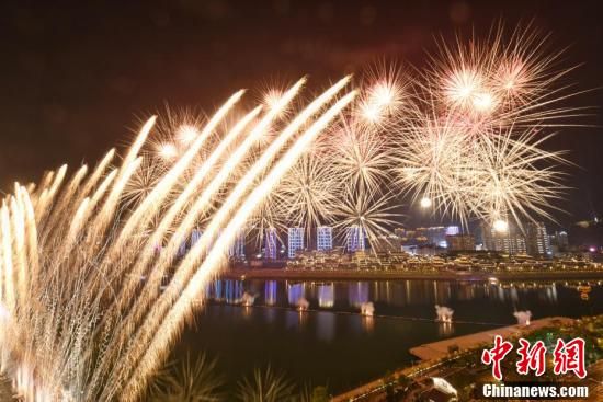 绚丽的焰火点亮夜空庆祝大会开幕。　