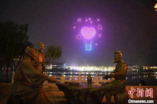 无人机灯光秀展示网红长沙媒体艺术的精髓。　杨华峰 摄