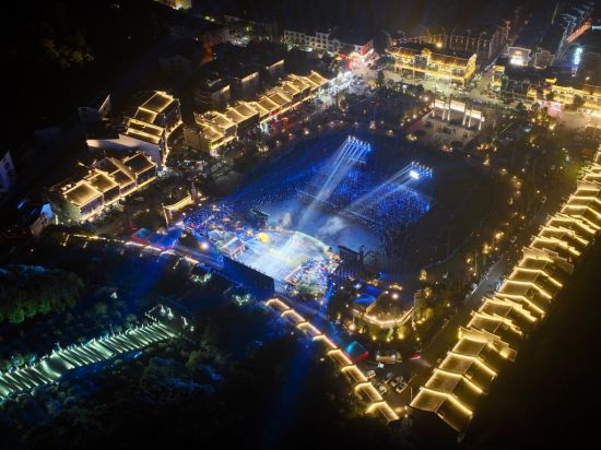  11月25日晚，以“天下南岳 独秀衡阳”为主题的首届衡阳市旅游发展大会在南岳区开幕。周围 摄