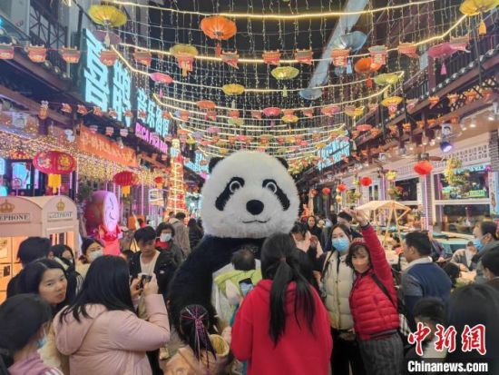 资料图：2023年兔年春节黄金周，广西桂林市旅游景区迎来大批游客 周利朔 摄