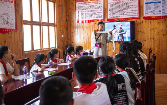 西藏来城步交流干部索朗朗杰为孩子们介绍藏族文化。