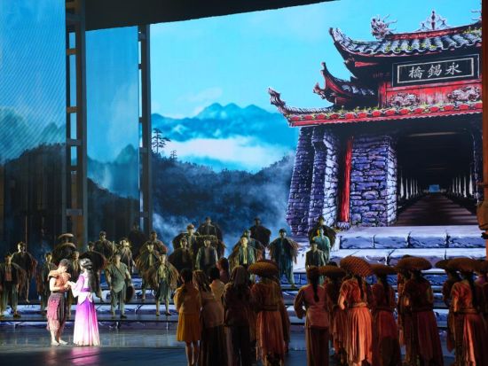 用高科技手段和舞台技术呈现大型茶文化舞台剧作。