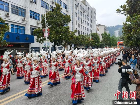 上百名美丽的姑娘着节日盛装与芦笙队伍进行巡游。　付敬懿 摄