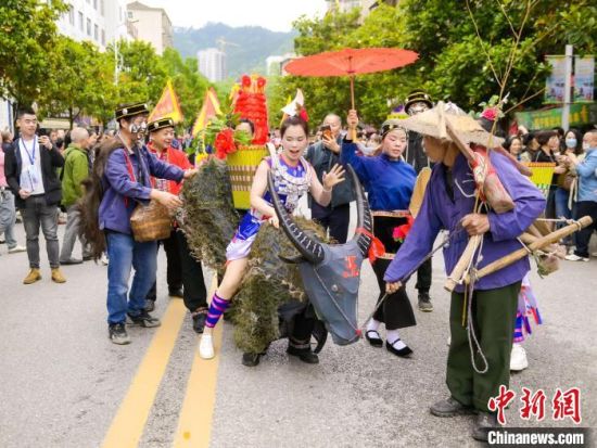 四月八姑娘节活动有着浓郁的民族风情。　绥宁宣传部 供图