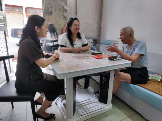 　　祁阳市委组织部主要负责同志深入离退休干部家中了解情况。