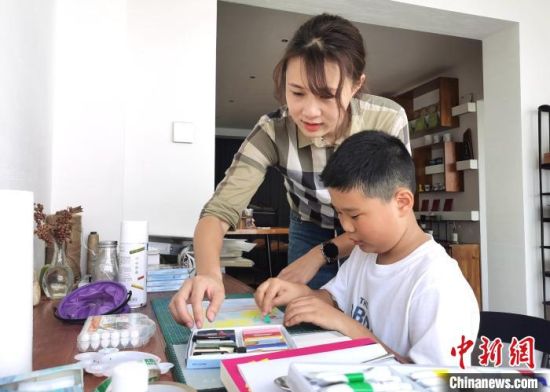 8月8日，吴婷婷在指导小朋友画画。中新社记者 向一鹏 摄