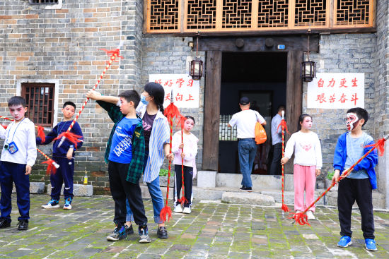 桂阳县和谐村利用老屋建成湘昆传承馆。图为8月28日，湘剧演员指导学生练习湘剧基本功。陈勇 摄