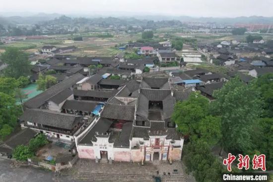 中方县荆坪古村有“中国画里的古村”之称。杨华峰 摄