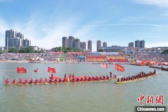 “龙腾潇湘”中国・沅陵2023年传统龙舟大赛现场。杨华峰 摄
