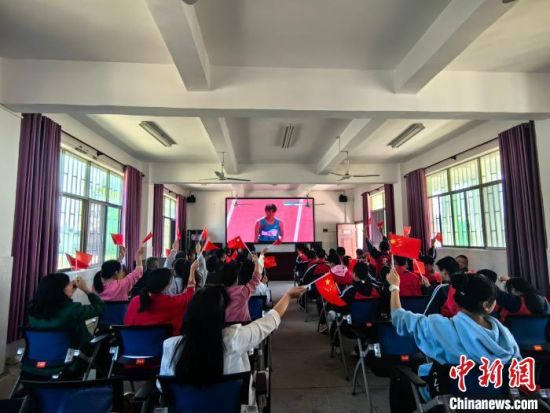 10月23日，湖南桂��h特殊教育�W校��生和桂��h���的工作人�T聚在一起�^看史逸婷比�直播。桂��h融媒�w中心供�D