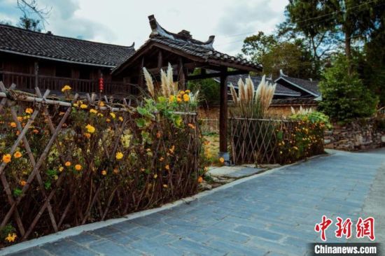 新晃县向家地村微改造后干净美丽的庭院。　潘晓东 摄