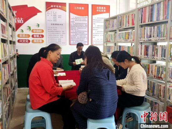 三眼塘村“农民诗社”已成立有10年了，在村民活动室进行诗歌创作。　　沅江市委宣传部 供图