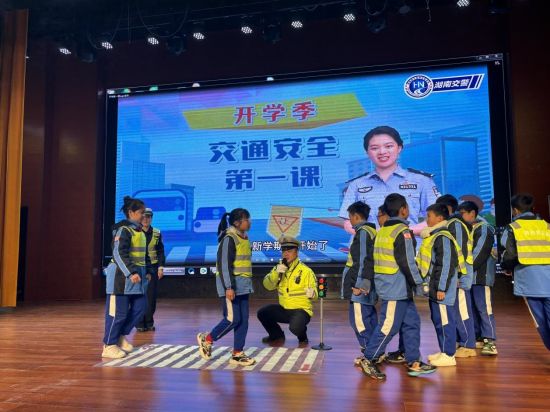 “开学第一课”长沙望城区交警护航美好新学期