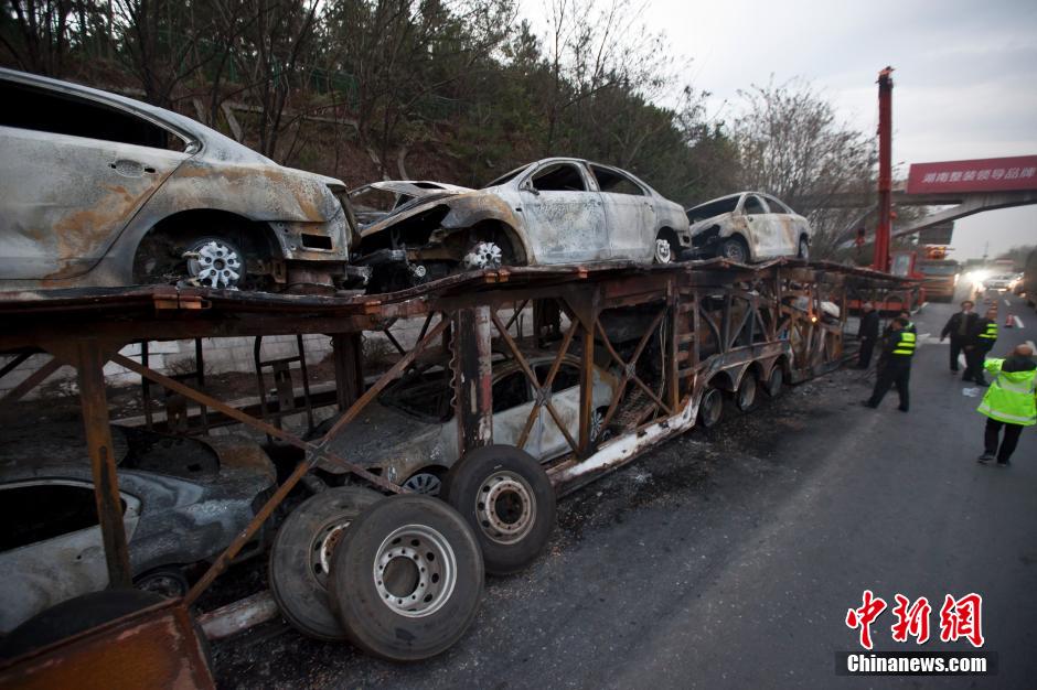 输车出事故 21辆新轿车烧成骨架--湖南新闻图片网