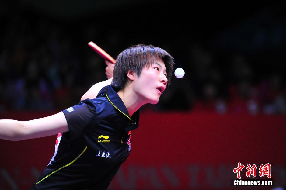 中国女队世乒赛卫冕成功再捧考比伦杯--湖南新