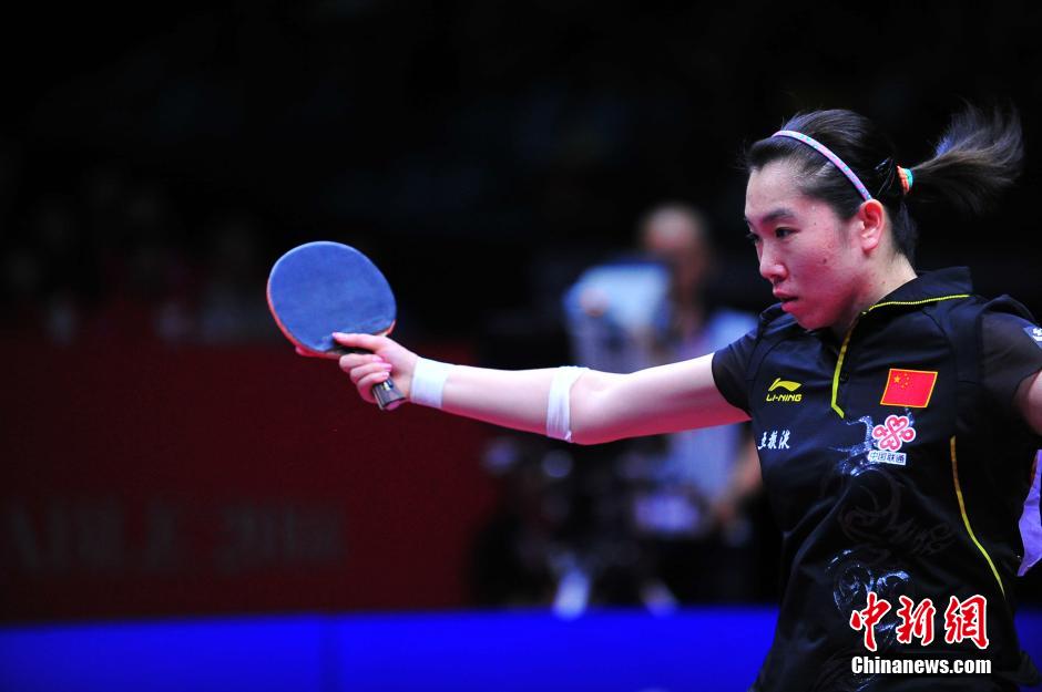 中国女队世乒赛卫冕成功再捧考比伦杯--湖南新