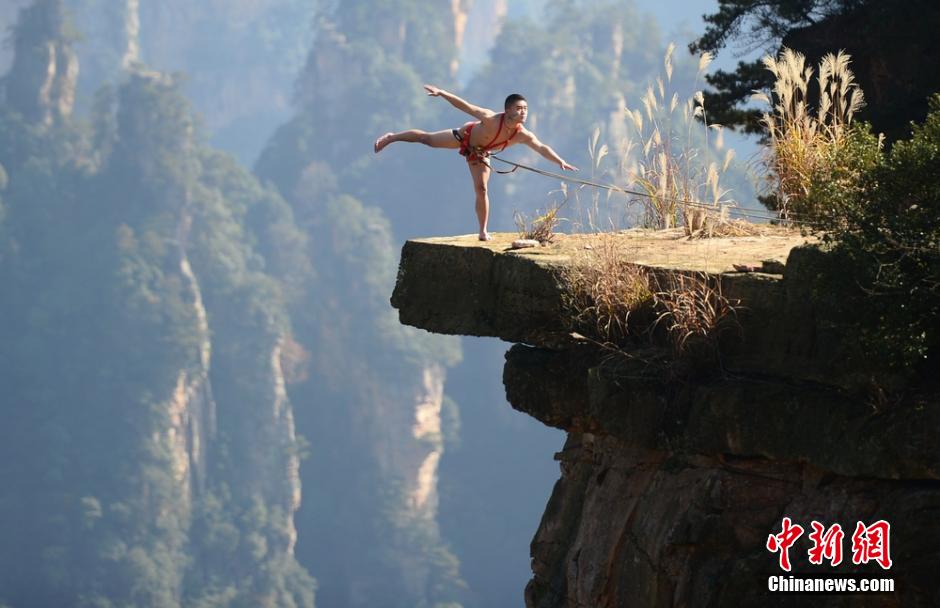 裸体秀 一男子悬崖全裸秀舞技--湖南新闻图片网