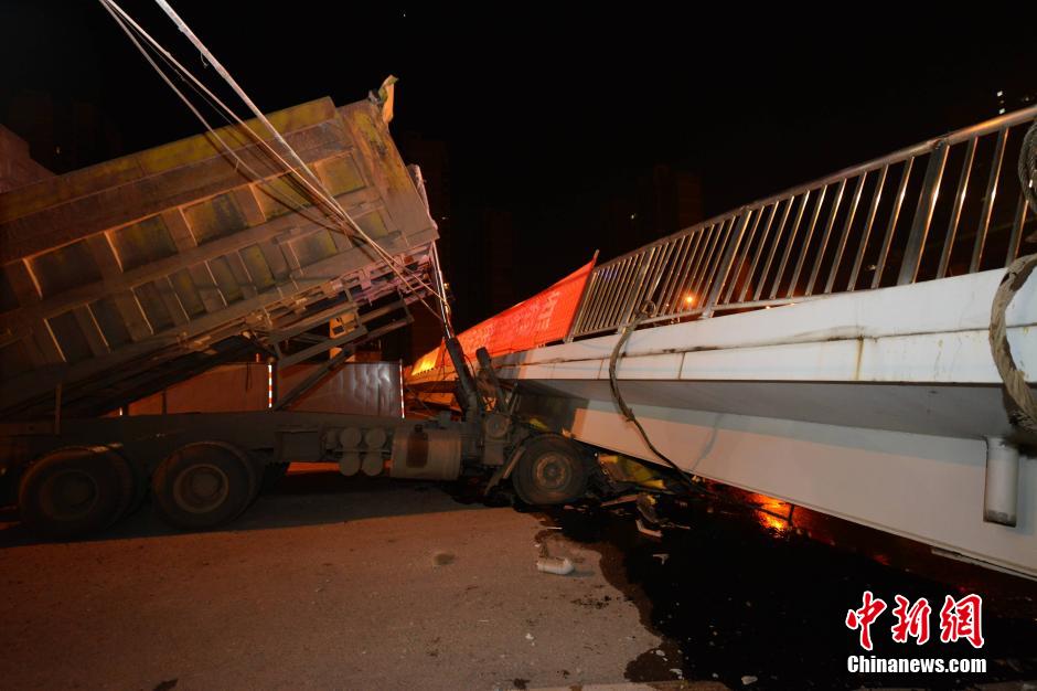长沙一过街天桥被货车撞整体坍塌 货车司机死