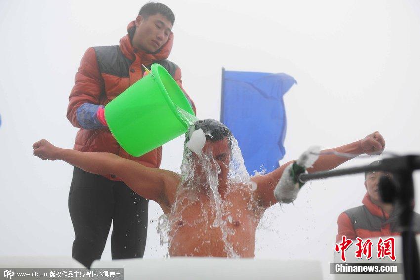 天门山举办极限耐寒挑战赛 比基尼美女遭冰洗