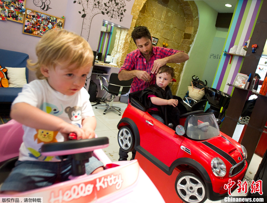 西班牙超萌儿童理发店 小朋友可开小汽车看动