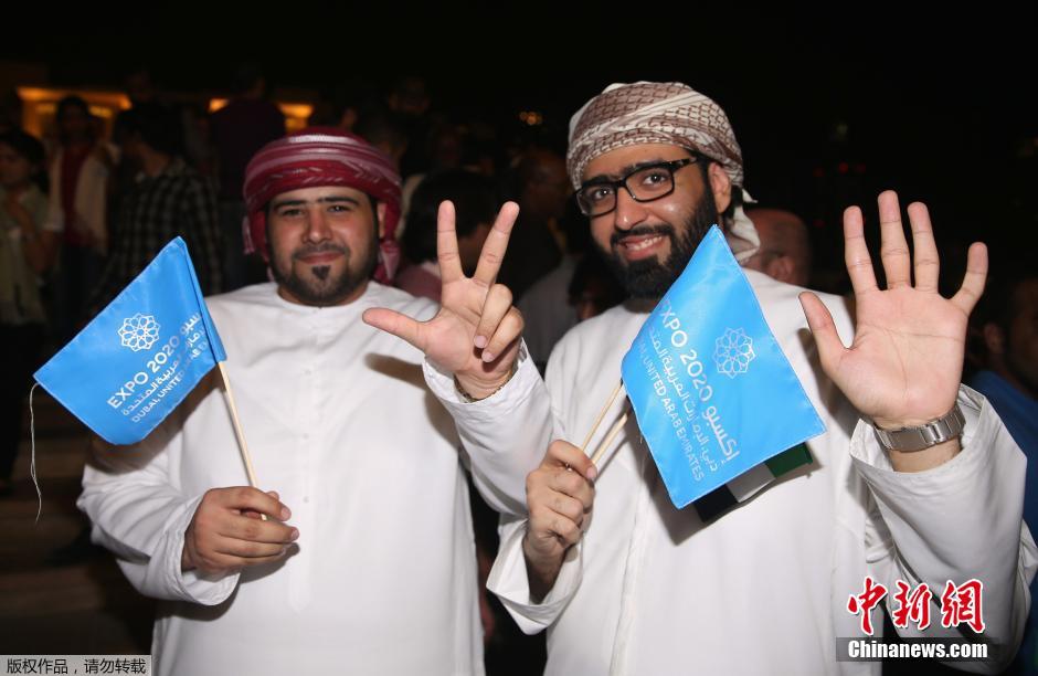 迪拜赢2020世博会主办权 哈利法塔喷焰火庆祝