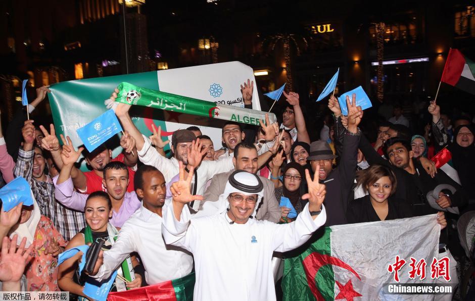 迪拜赢2020世博会主办权 哈利法塔喷焰火庆祝