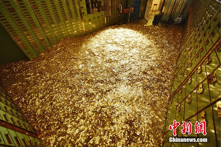 瑞士银行800万枚硬币土豪味十足 如置身金钱泳
