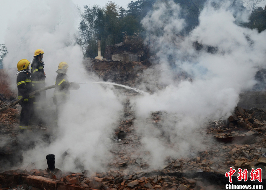 湖南8旬老母家中烧火取暖致20栋房屋被焚毁--