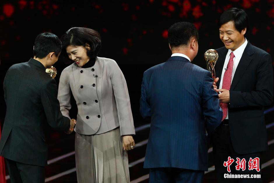 中国经济年度人物评选 王健林马云相逢一笑泯