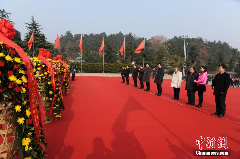 湖南举行向毛泽东同志铜像敬献花篮仪式