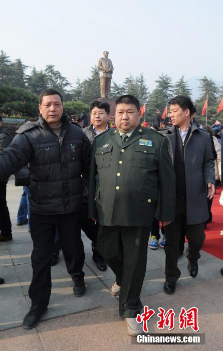 湖南举行向毛泽东同志铜像敬献花篮仪式