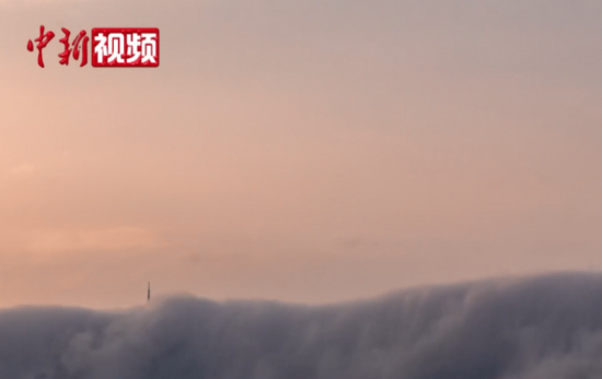 南岳衡山现云瀑美景