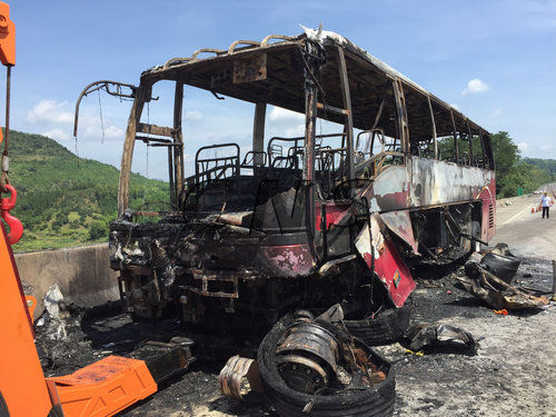 美国《中国日报》：湖南旅游大巴出事起火事故续：事发地点仍交通关闭缘由正在调查（图）