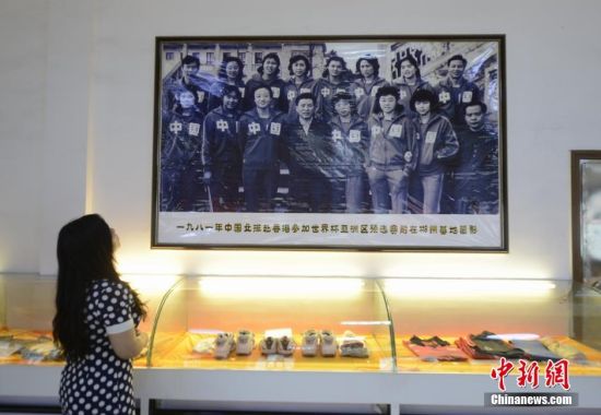 探访中国女排湖南训练基地 工作人员鸣炮庆夺