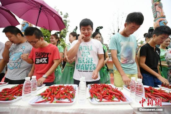 湖南辣王争霸赛 选手坐辣椒缸连吞15个辣椒