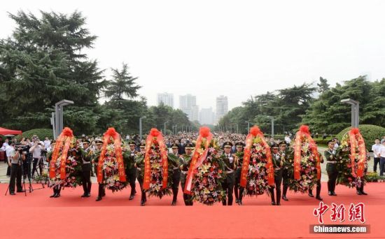 湖南省会各界人士向革命烈士敬献花篮