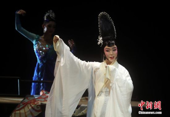 李玉刚诗意歌舞剧《昭君出塞》在北京演出(2)