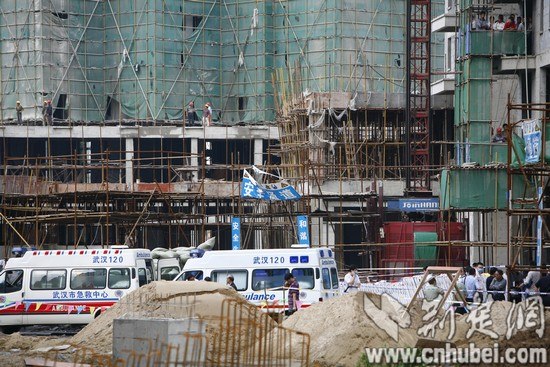 武汉一建筑工地发生重大安全事故 已致19人死