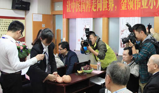 中国首个中医小儿推拿国际班启动 培训师现场