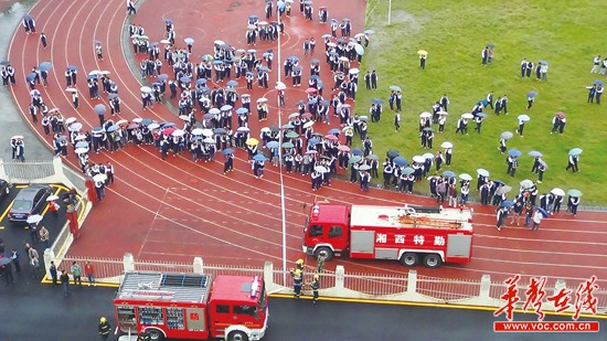 教学楼突发大火 800学生10分钟自救多亏消防