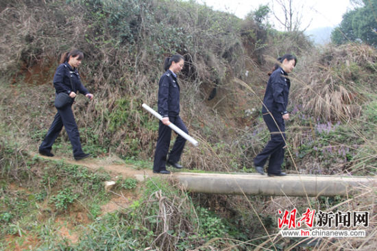 湖南新邵县民警到偏远乡村为年迈老人办理身份