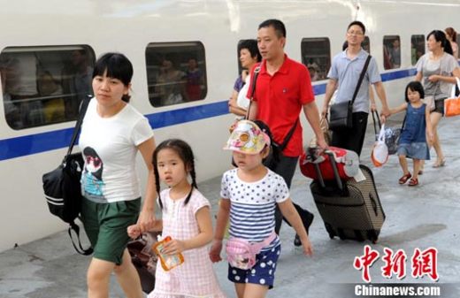 高铁/资料图：2010年8月4日，众多旅客在福州火车站乘坐福州至厦门...