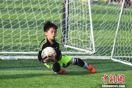 湖南首届幼儿足球趣味运动会 百位萌娃亮球技
